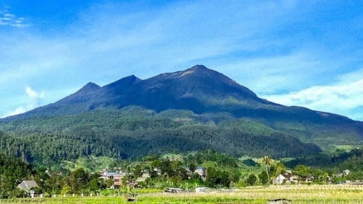 67035b9b8d9a5-bidadari-gunung-lawu-mitos-legenda-dan-jejak-di-puncak-tertinggi_banyuwangi